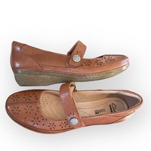 Clarks Camel Color Leather Laser-cut Flowers Mary Jane Comfort Shoes Size 8N